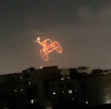 سماء الأهرامات تتحول لكرنفال ضوئي استعدادًا لافتتاح المتحف المصري الكبير