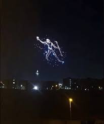 سماء الأهرامات تتحول لكرنفال ضوئي استعدادًا لافتتاح المتحف المصري الكبير