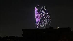 سماء الأهرامات تتحول لكرنفال ضوئي استعدادًا لافتتاح المتحف المصري الكبير