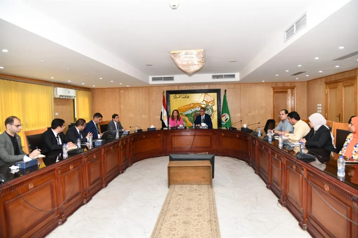 <strong>محافظ الفيوم ونائب وزير الاتصالات يناقشان خطط التعاون المشترك في تنفيذ التطوير المؤسسي الرقمي للمحافظة واستراتيجية تحويل المحافظة إلى رقمية</strong>