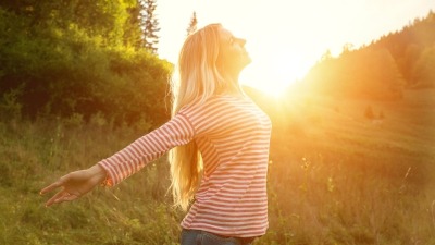 أشعة الشمس والشعر، العناية بالشعر في الشتاء، حماية فروة الرأس، ترطيب الشعر، تقصف الشعر، العناية بالشعر المصبوغ، الوقاية من أضرار الشمس.