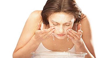 أضرار استخدام الماء الساخن على البشرة في فصل الشتاء: راحة مؤقتة ومخاطر دائمة