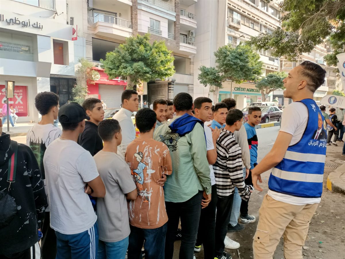 الشباب تتصدر المشهد أمام لجان الاقتراع