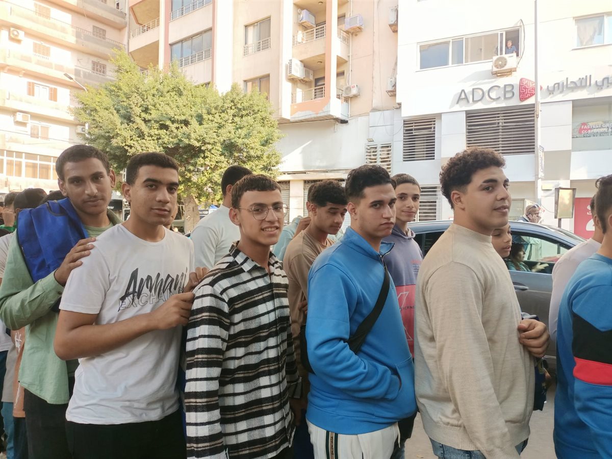 الشباب تتصدر المشهد أمام لجان الاقتراع