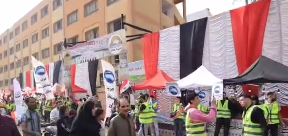 منذ الساعات الأولى من صباح اليوم، تزينت شوارع منطقة الهرم بأعلام مصر ووجوه الناخبين المتحمسين، الذين توافدوا مع إشراقة الشمس إلى لجان الاقتراع للإدلاء بأصواتهم في انتخابات مجلس النواب 2025.