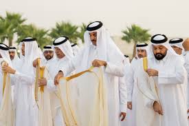 امير قطر وعدد من المسؤؤلين يؤدون صلاة الاستسقاء