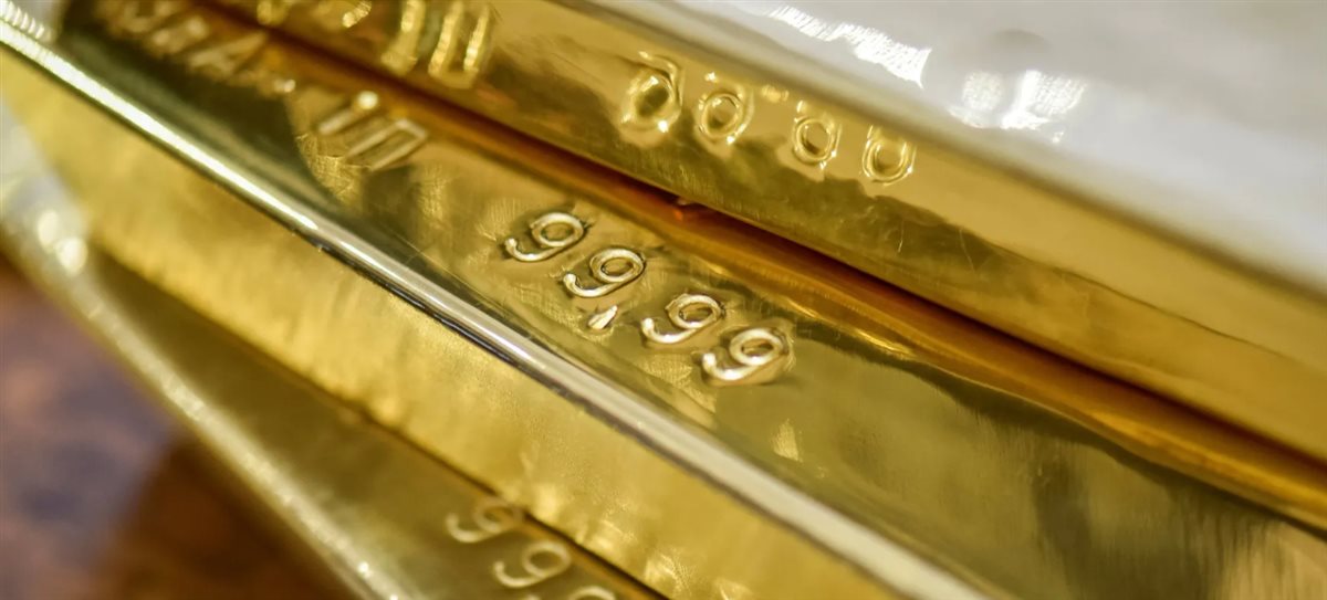 إدخال نسب ضئيلة من معادن نادرة مثل الإنديوم والزنك بنسبة 0.1 إلى 1%، والتي تحسن الخواص الميكانيكية دون التأثير على التركيب الكيميائي للذهب أو لمعانه الطبيعي.