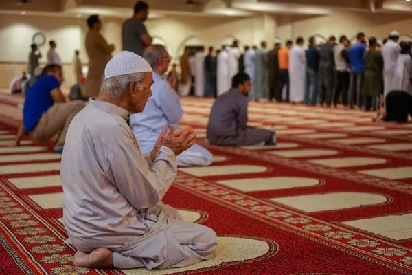 في القاهرة، يُرفع أذان الجمعة في منتصف النهار تقريبًا