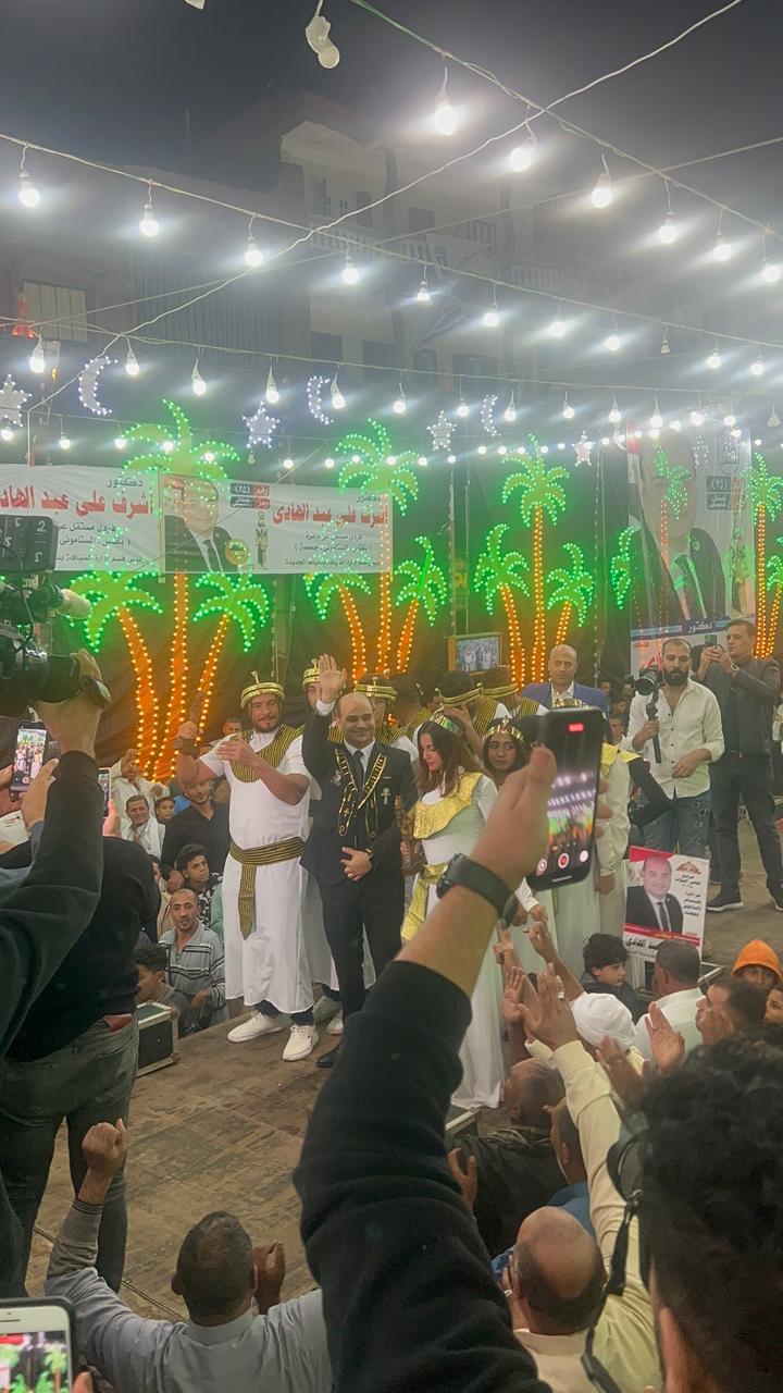 مرشح لمجلس النواب بالدقهلية يثير الجدل بالظهور بالزي الفرعوني خلال حملته الانتخابية
