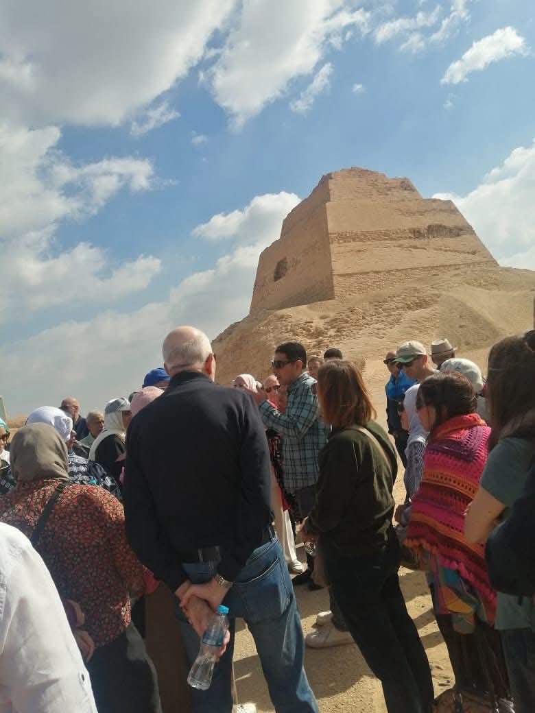 سياحة اليوم الواحد امام هرم ميدوم