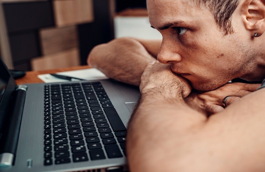 <strong>الهواتف الذكية وتأثيرها على النوم: كيف يؤثر الضوء الأزرق على صحة الدماغ؟</strong>