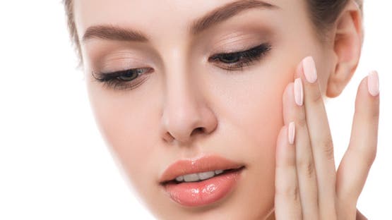 <strong>العناية بالبشرة الدهنية في الشتاء: دليل شامل للحصول على نضارة وثبات دون لمعان</strong>