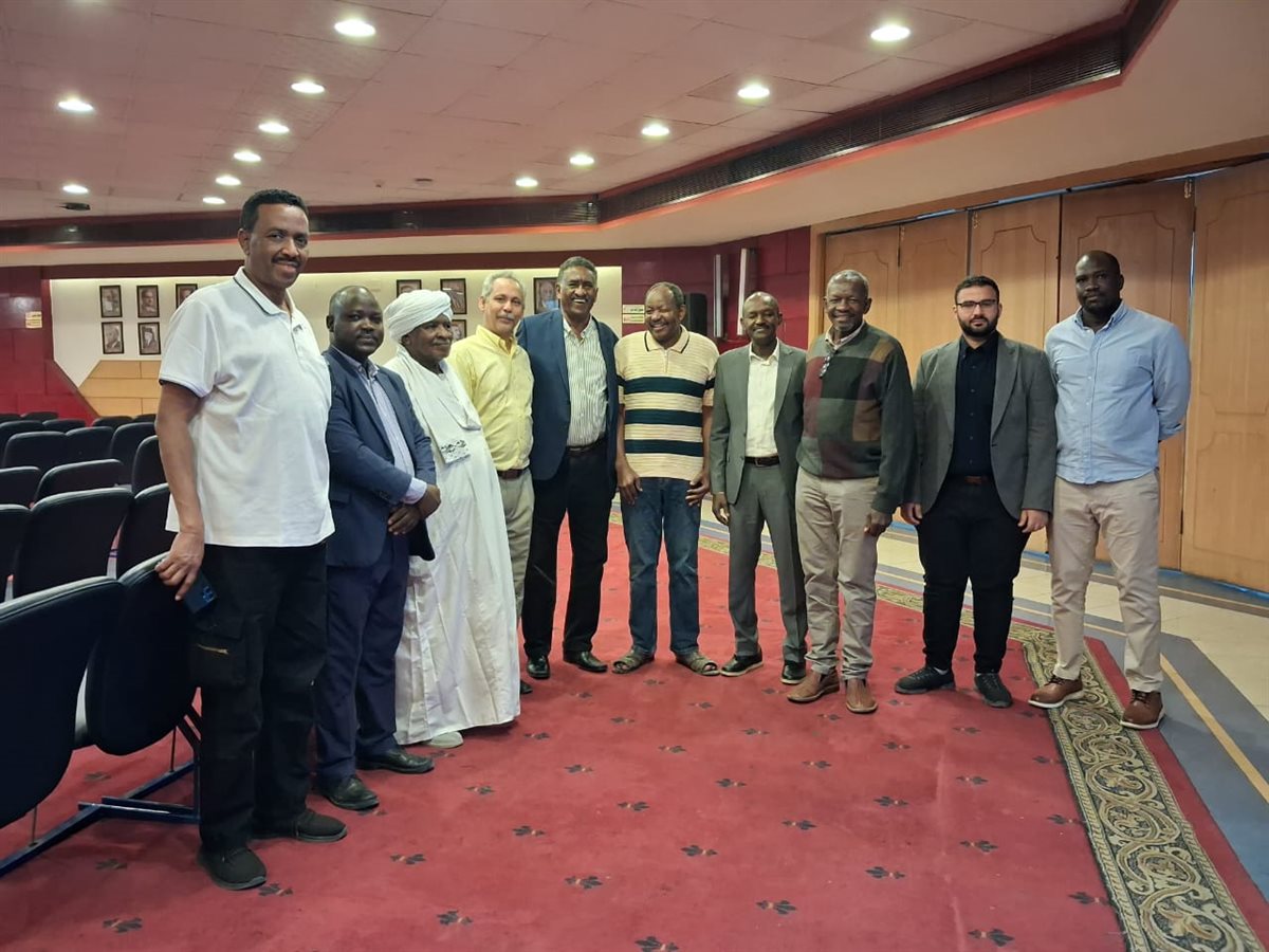 صورة تجمع الكاتب الصحفي علي فوزي والدكتور السماني مع بعض النخبة السياسية السودانية بنقابة الصحفيين المصرية 