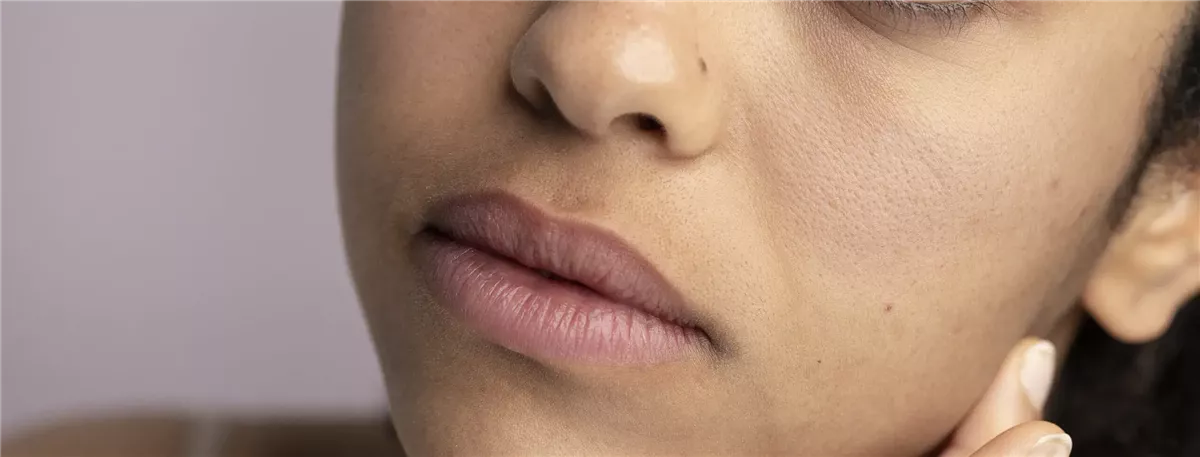 <strong>العناية بالشفاه في فصل الشتاء ومنع التشققات</strong>