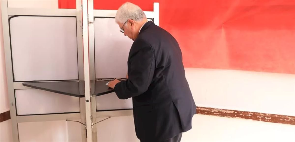 وزير التعليم العالي خلال الإدلاء بصوته في انتخابات النواب 2025