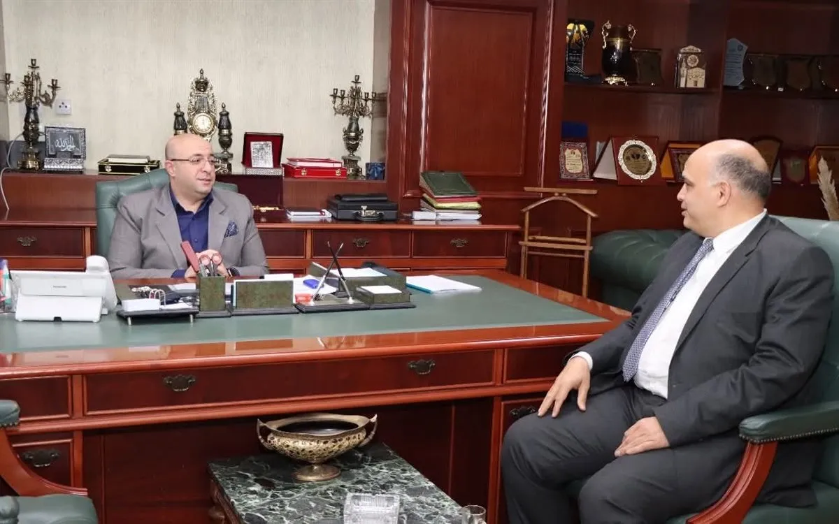 وكيل مدرية التموين مع المحافظ&nbsp;