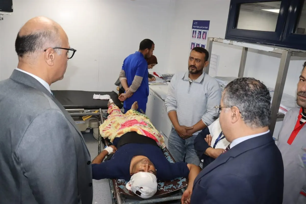 محافظ القليوبية يطمئن على أحد المصابين