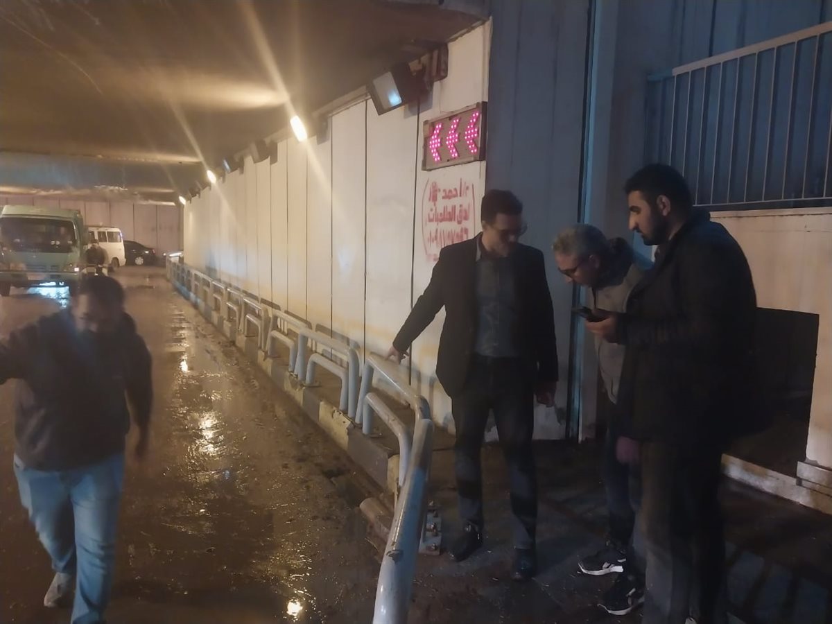 رئيس شركة المياه يتابع شفط المياه