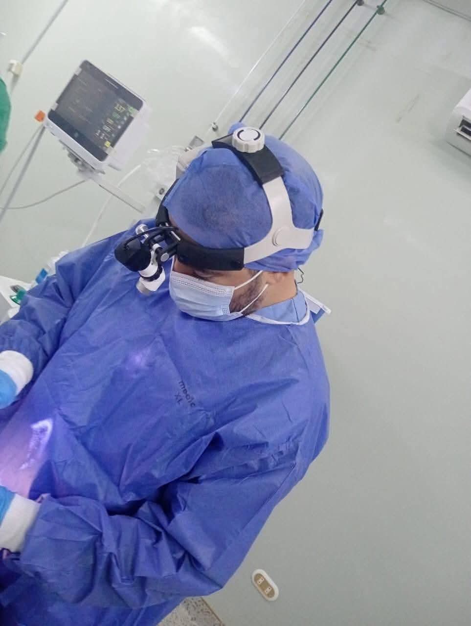 دكتور رامي جابر اثناء العملية 