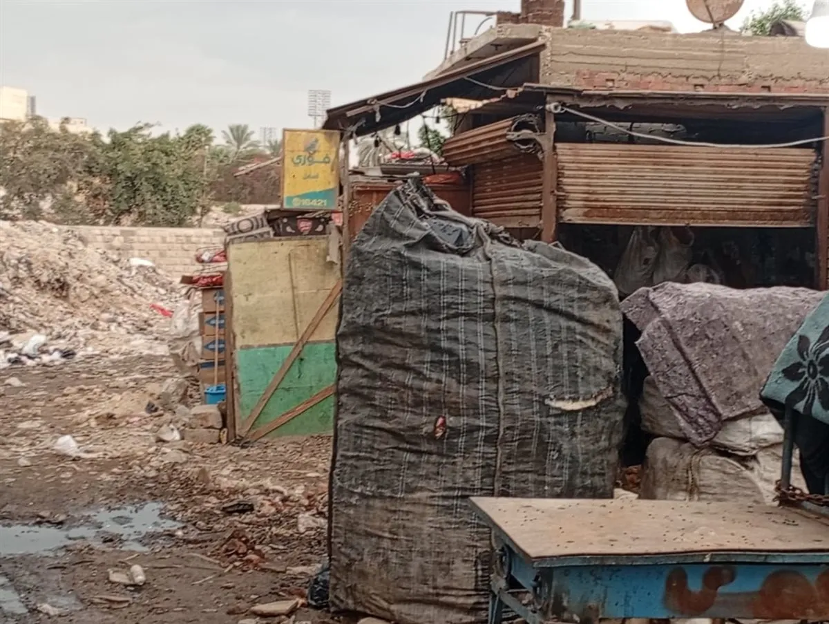 لم تتوقف الأزمة، عند حدود التلوث فقط، بل تصاعدت خطورتها مع تكرار اندلاع الحرائق داخل أكوام القمامة، والتي ينتج عنها تصاعد أدخنة سوداء كثيفة تخنق الأهالي