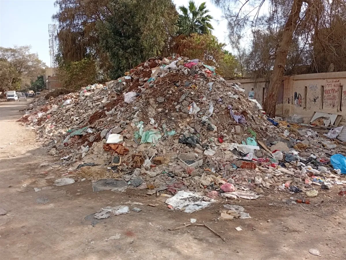 وحمل أهالي مصر القديمة، رئيس حي مصر القديمة، ورئيس هيئة النظافة، المسؤولية الكاملة عن تدهور الأوضاع، مؤكدين أن الشكاوى والاستغاثات التي تم تقديمها مرارًا لم تلق أي استجابة حقيقية