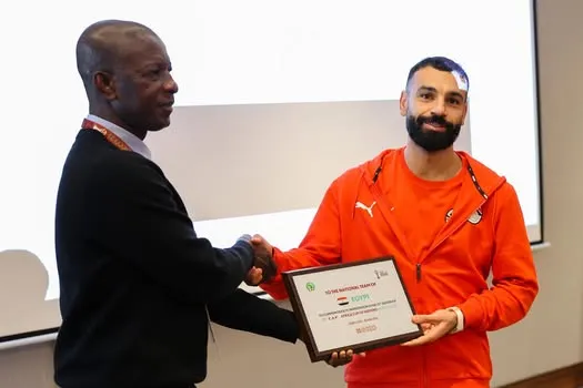 محمد صلاح يستلم شهادة مشاركة منتخب مصر&nbsp;