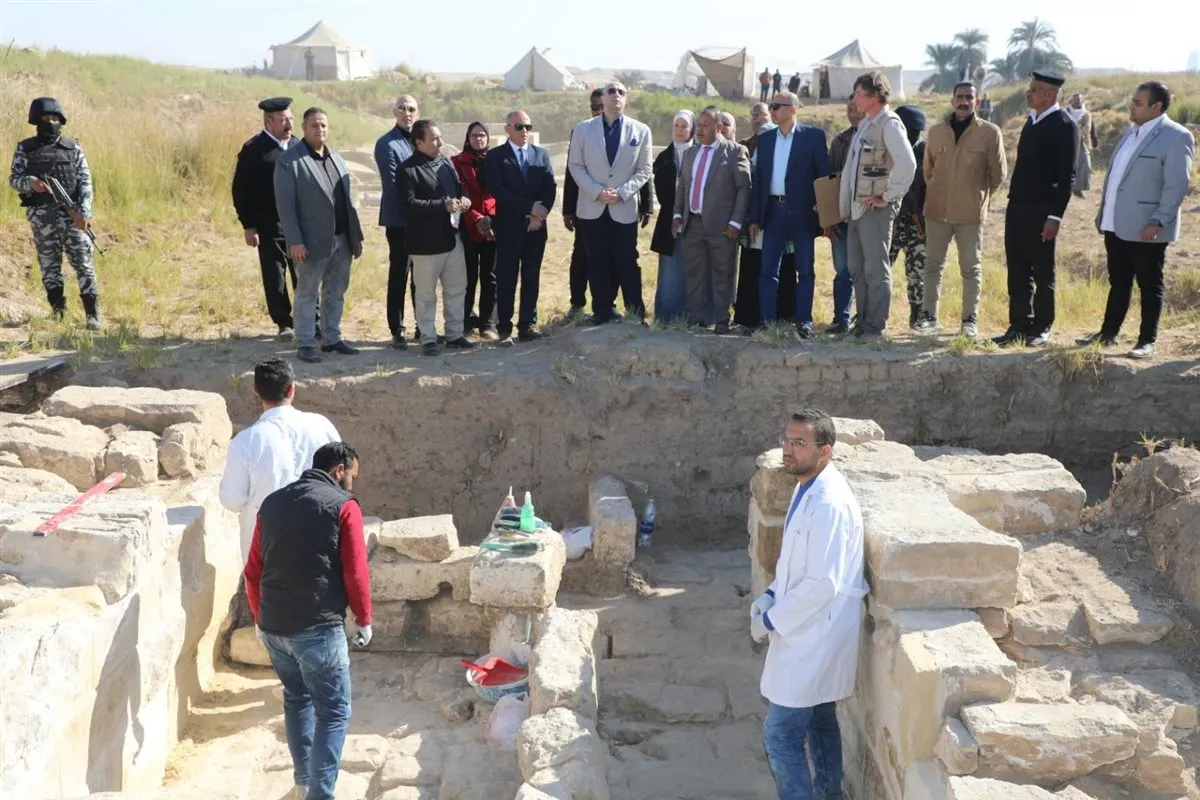 محافظ بني سويف يتفقد أعمال ترميم معبد بطليموس الثاني
