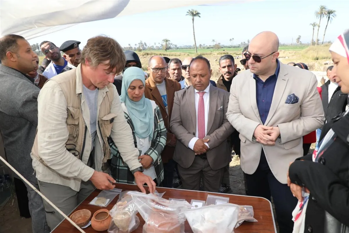 محافظ بني سويف يتفقد أعمال ترميم معبد بطليموس الثاني