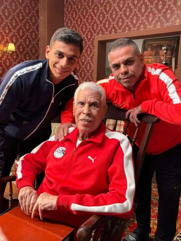 حسن شحاتة رفقه نجله وحفيده