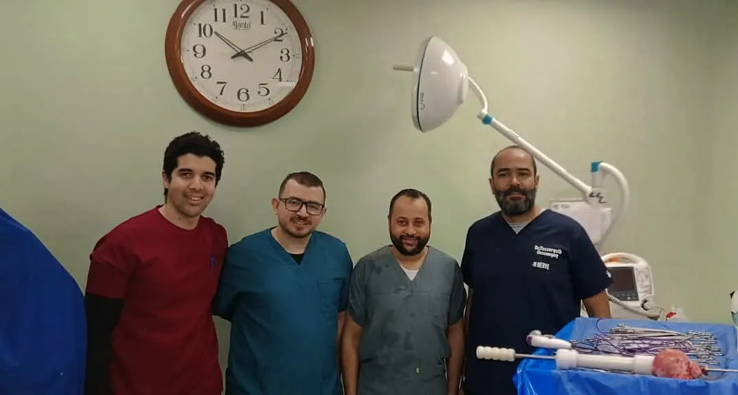 الفريق الطبي اثناء الجراحه