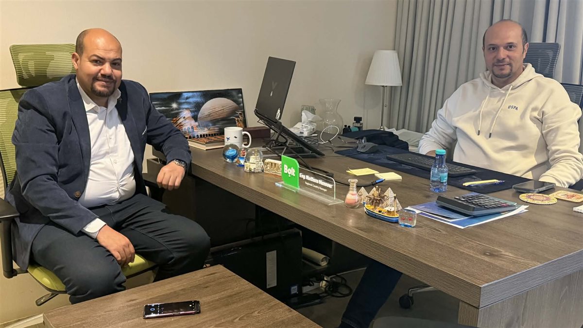 جانب من الحوار الصحفي