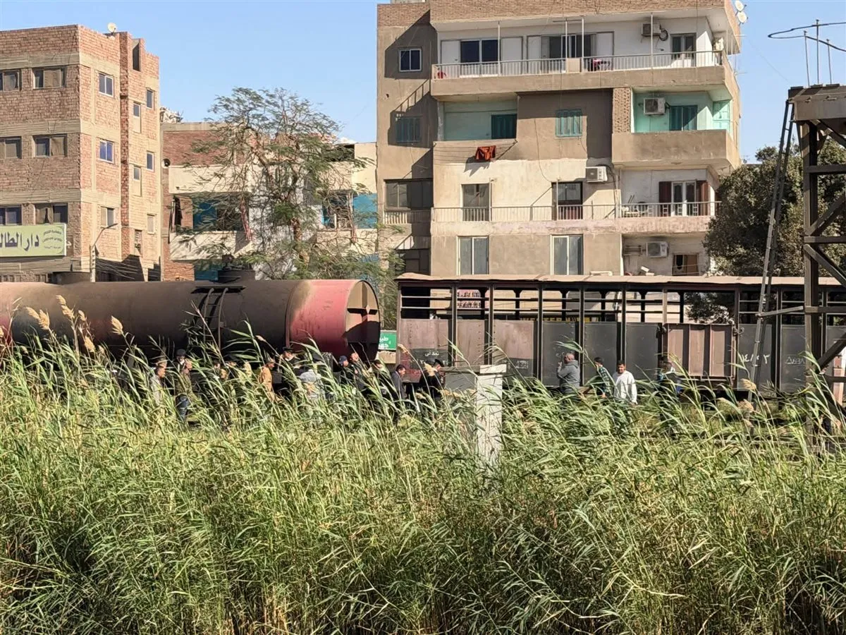 صورة للعربة الخارجه عن القطبان