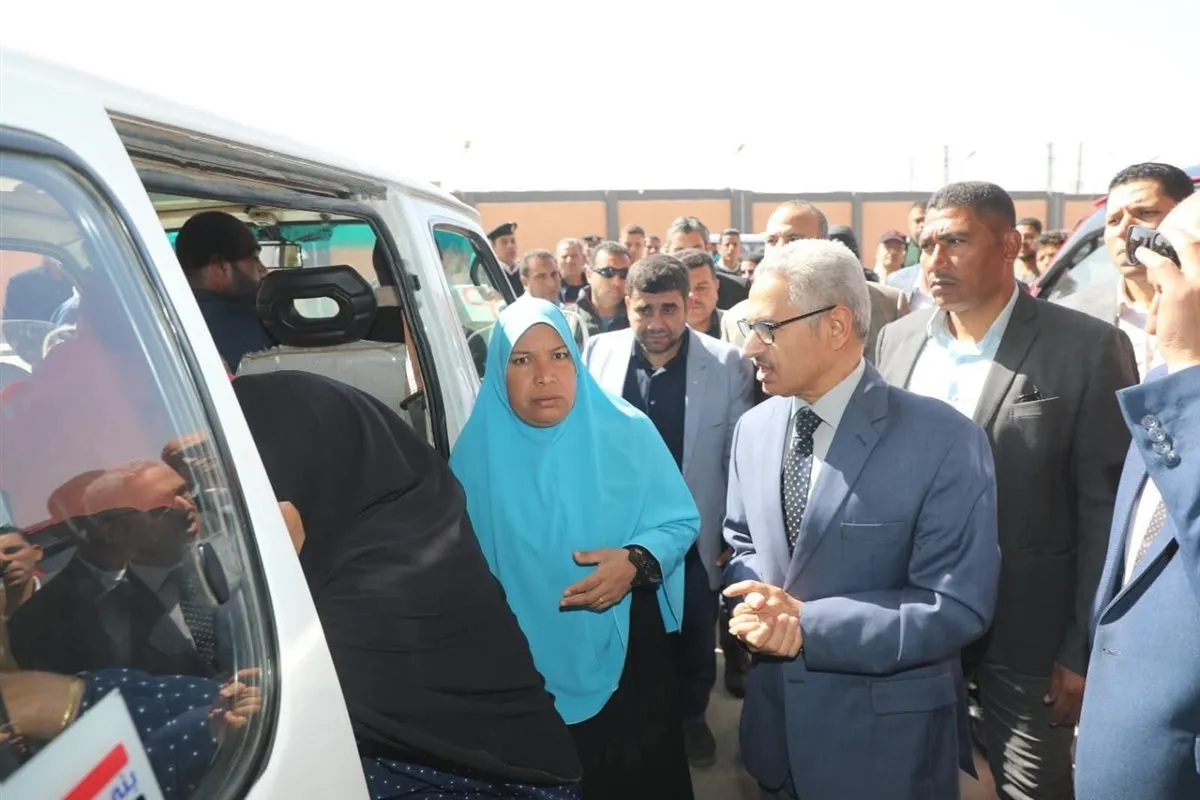 محافظ بني سويف داخل موقف عدلي منصور الواسطي