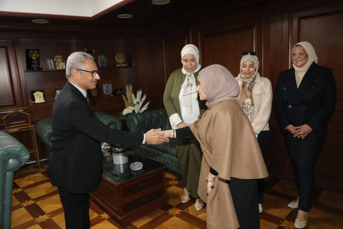 <strong>محافظ بني سويف يستقبل وفدًا من البرنامج الرئاسي </strong>