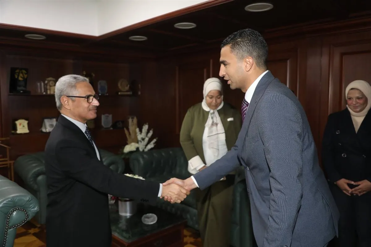 <strong>محافظ بني سويف يستقبل وفدًا من البرنامج الرئاسي </strong>