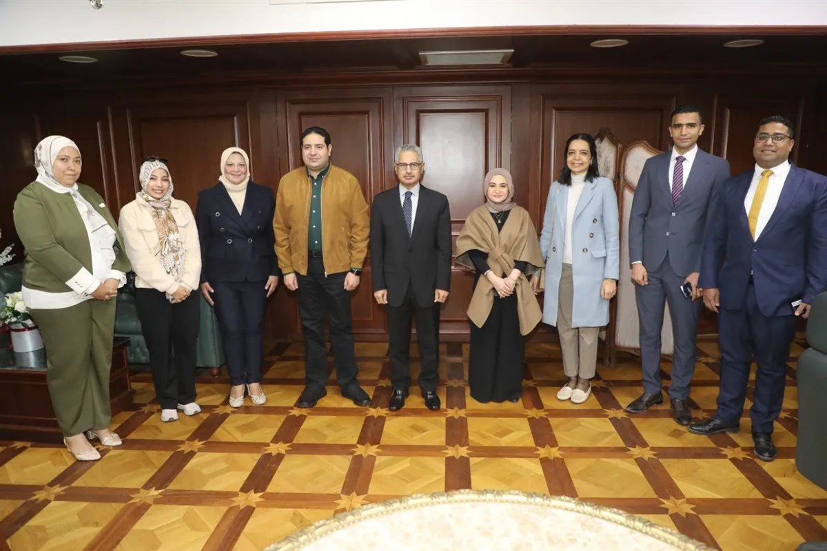 <strong>محافظ بني سويف يستقبل وفدًا من البرنامج الرئاسي </strong>