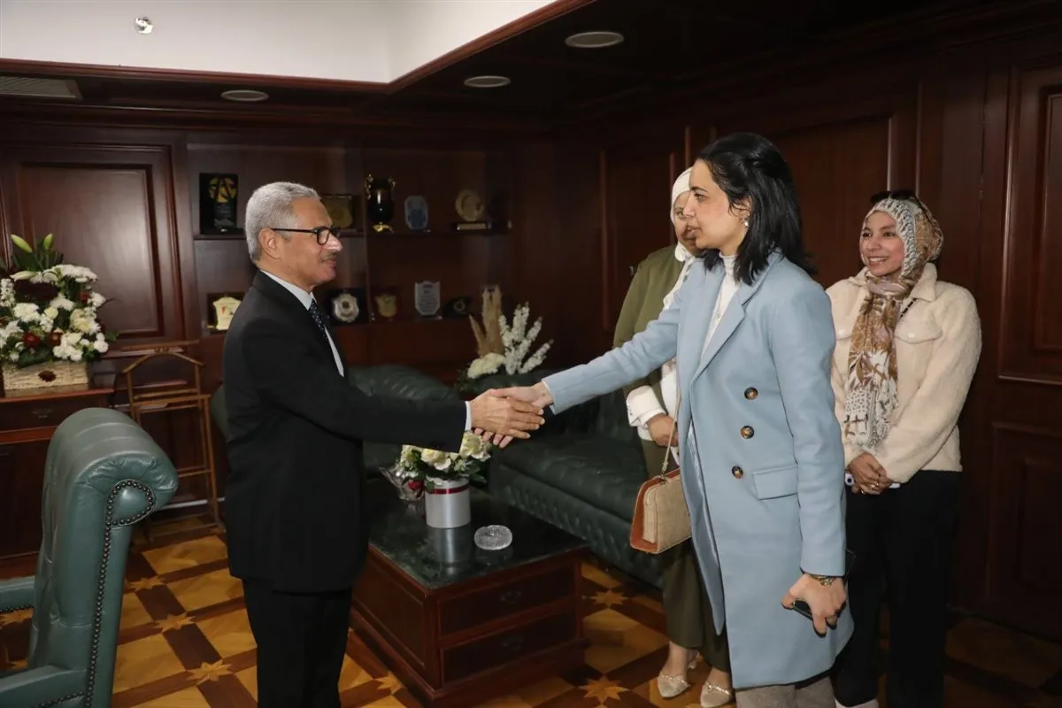 <strong>محافظ بني سويف يستقبل وفدًا من البرنامج الرئاسي </strong>