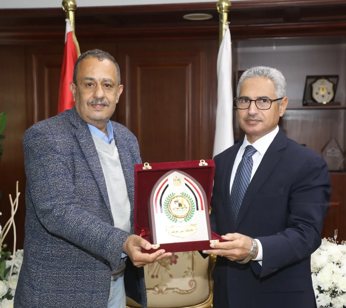 <strong>محافظ بني سويف يُكرًم «احمد رمزي» وكيل وزارة الإسكان لبلوغه سن المعاش</strong>