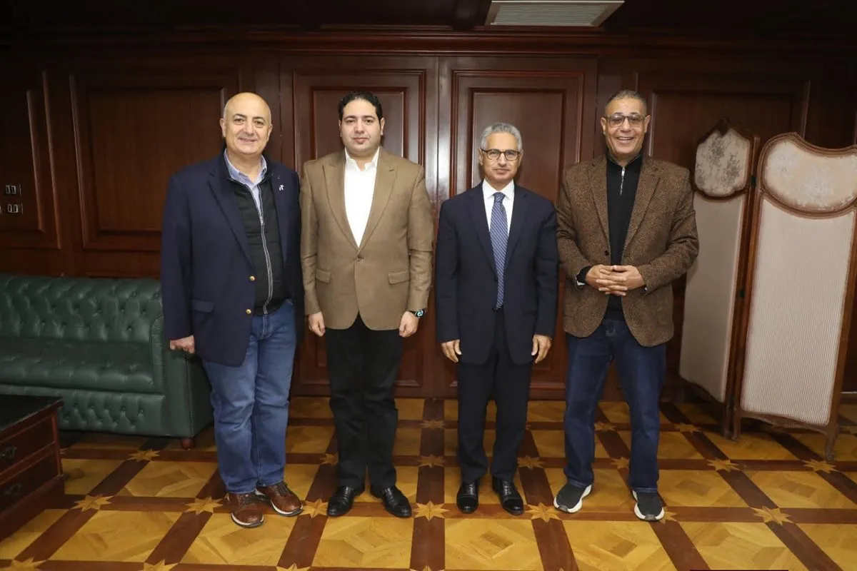 <strong>محافظ بني سويف يلتقي مسؤولي تيتان لبحث سبل التعاون في المبادرات المجتمعية</strong>