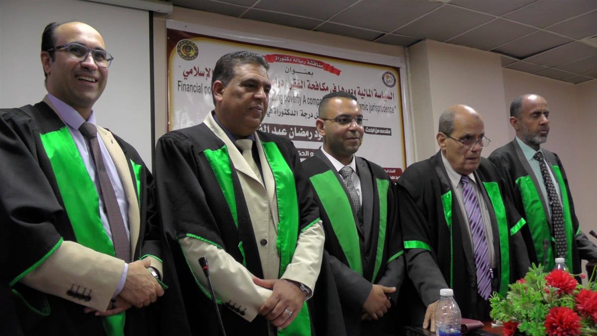 <strong>الباحث محمود رمضان عبد الفضيل مع لجنة المناقشة</strong>