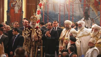 شاهد بالصور.. مواطن يهدى الرئيس السيسي وردة خلال زيارته للكاتدرائية