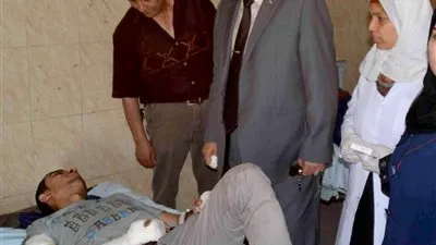 محافظ المنيا يزور المصابين في حادث انقلاب أتوبيس