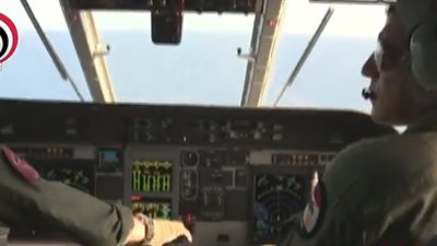 لقطات حية لجهود القوات المسلحة في البحث عن حطام الطائرة (فيديو)