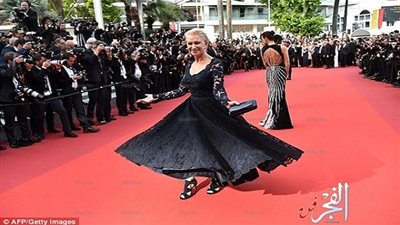 بالصور.. هيلين ميرين بإطلالة ساحرة على 