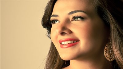 دنيا سمير غانم تشارك عبد الباسط حمودة بـ 