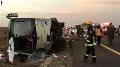 مصرع 3 وإصابة 15 معتمرًا في انقلاب حافلة في مكة  