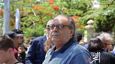 فنانون يشاركون أسر ضحايا الطائرة المصرية في صلاة الغائب.. (صور)