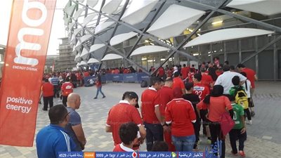 بالفيديو.. جماهير الأهلي تشجع فريقها قبل دخول معلب مباراتهم مع روما