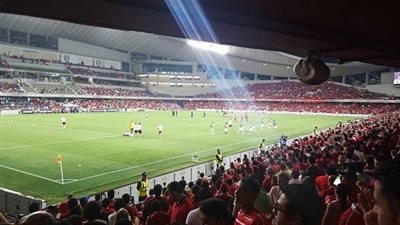 بالفيديو.. جماهير الاهلي تملأ جنابات ملعب هزاع بن زايد استعدادًا لمباراة روما