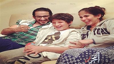 بعد أيام من دعمه لها.. شاهد أحدث صورة عائلية لـ أحمد حلمى وزوجته